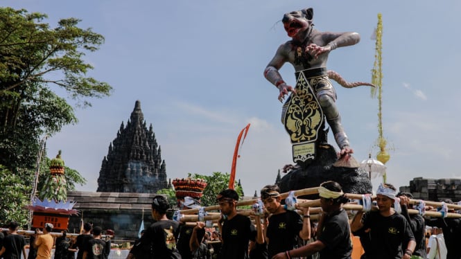 Prosesi arak-arakan Ogog-ogoh di Candi Prambanan