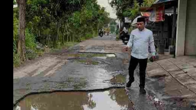 Anggota DPRD Wawan Pramono Sidak Jalan Berlobang di Colomadu