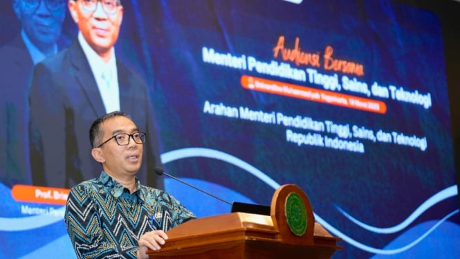 (Mendiktisaintek Prof Brian Yuliarto berbicara di UMY