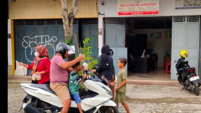 Na'am Law Office berbagi takjil di Tegal