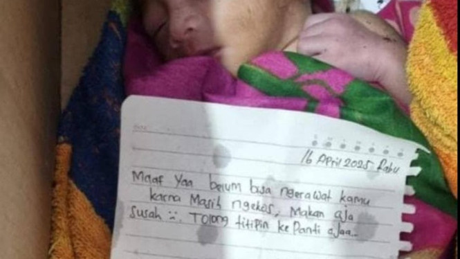 Selembar kertas bertuliskan pesan di dekat temuan bayi di Jepara.