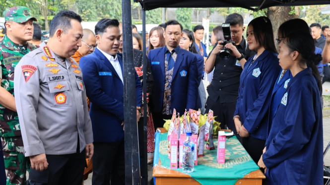 Kapolri meninjau stand UMKM Hikmahbudhi