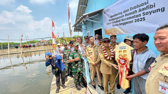 Sambungan listrik untuk rumah apung di Demak