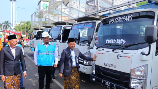 Bupati Samani mengecek kesiapan armada perimbasan pohon di Kudus.
