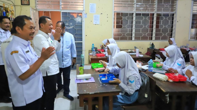 Bupati Samani memantau program MBG di SMA Kudus belum lama ini