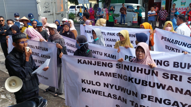 Nasabah Badan Usaha Kredit Pedesaan Wates protes dana tidak cair