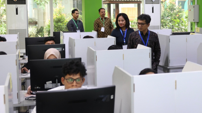 Jajaran Rektorat UGM memantau jalannya UTBK