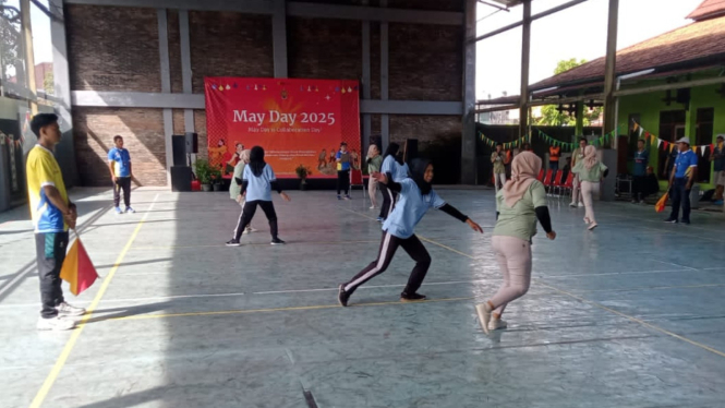 Lomba gobak sodor menjelang peringatan May Day