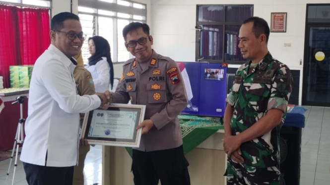 Kapolsek Kudus Kota AKP Subkhan terima award dari Rutan Kudus