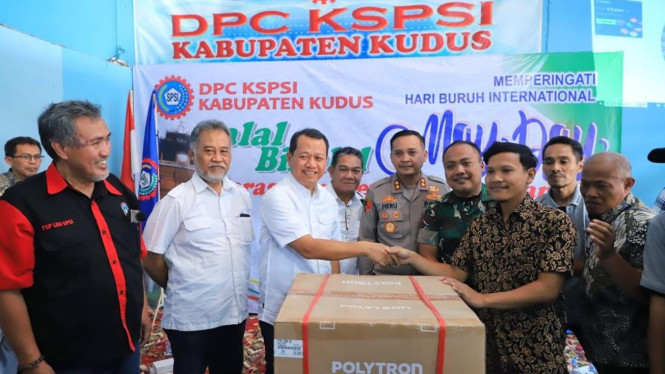 Bupati Samani serahkan hadiah kepada perwakilan buruh di Kudus