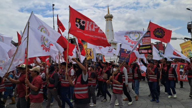Aksi buruh menyambut May Day di Tugu Yogyakarta