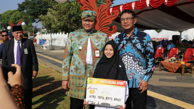 Salah seorang pelajar Jepara mendapat beasiswa Pemkab dari UMKU