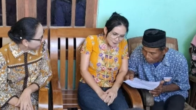 Rieke Diah Pitaloka dan MY Esti Wijayati kunjungi Mbah Tupon
