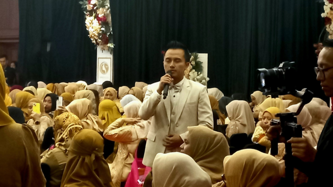 Dr Wahyu Triasmara ditengah perserta Glorious Beauty