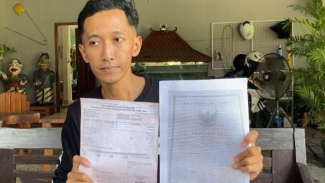 Bryan Manov Qrisna Huri menunjukkan sertifikat yang dipalsukan