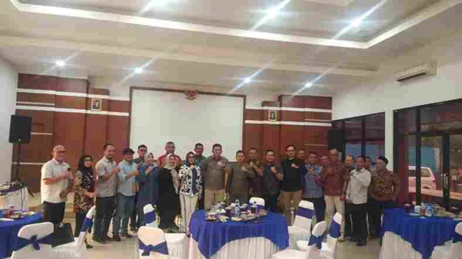Jajaran PUDAM Tirta Lawu berfoto bersama Komisi B DPRD Karanganyar
