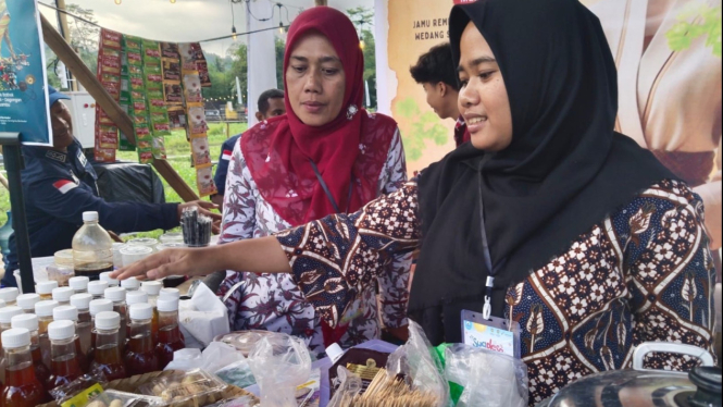 Pengrajin jamu tradisional di Suades Festival 2025