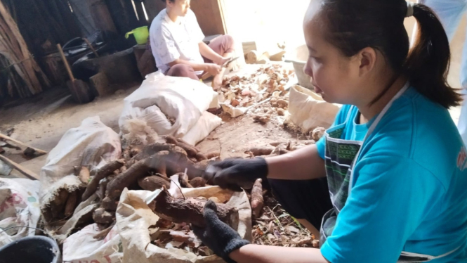 Pembuatan kripik Jet Kolet