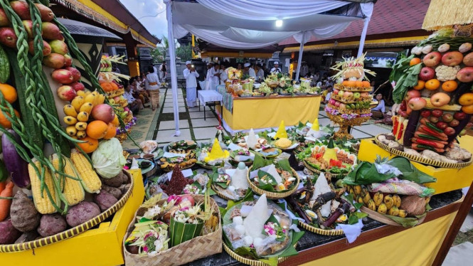Puja Wali di Pura Sanatanagama Pusat Kerohanian UGM