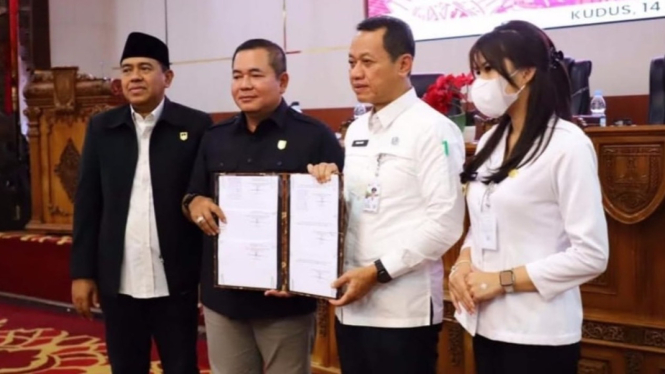 Bupati Samani dan pimpinan DPRD Kudus usai rapat paripurna