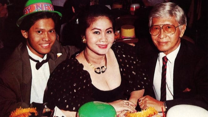 Maestro seni rupa Indonesia Saptohoedojo (kanan)