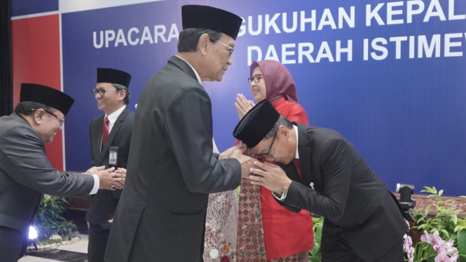 Sri Sultan HB X menyalami mantan Kepala Perwakilan BI DIY