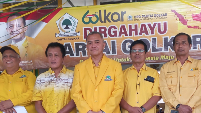 Singgih Januratmoko (tengah) mendaftar calon Ketua DPD Golkar DIY