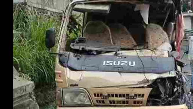 Minibus Elf Alami Laka, 5 Penumpang Meninggal