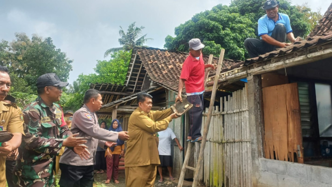 Bupati Kulonprogo R Agung Setyawan serahkan bantuan perumahan