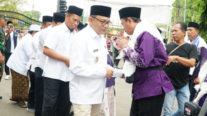 Prosesi pelepasan haji dari kantor Setda Pati ke Asrama Haji Donohudan