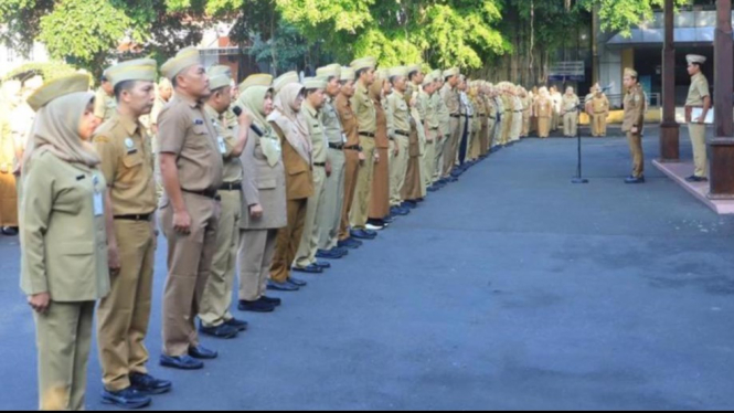 Pegawai dilingkup Pemkab Kudus ikuti apel di halaman Pendapa Kudus