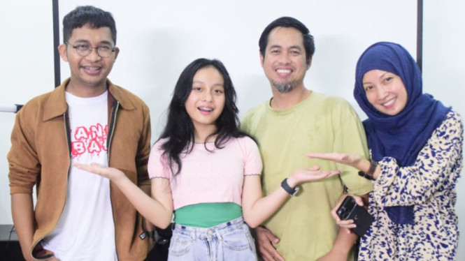 Penyanyi cilik Malaika Azura dan keluarganya