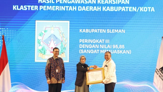 Bupati Sleman menerima penghargaan ANRI Award