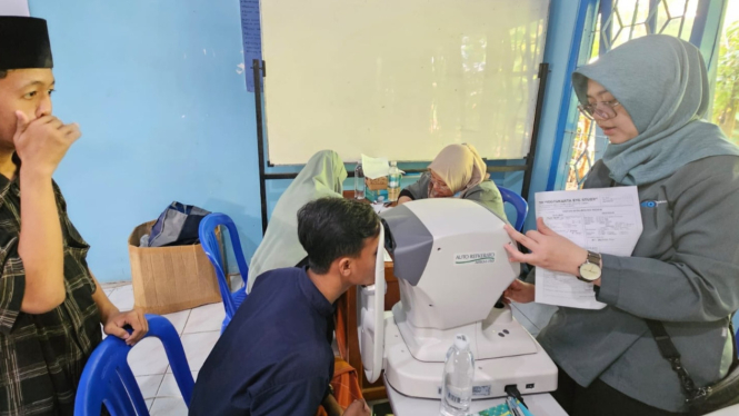 Pemeriksaan mata oleh Baznas Kulonprogo
