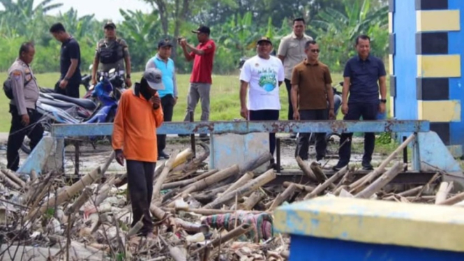 Bendung Wilalung dipenuhi sampah hingga menyumbat aliran air
