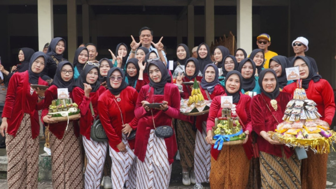 Festival gunungan dan kirab budaya sedekah bumi Desa Tahunan Jepara