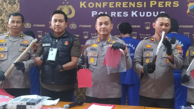 Tersangka Kodok dihadirkan saat konfrensi pers dipimpin Kapolres Kudus