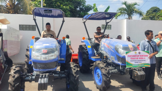 Tani Merdeka Terima bantuan mesin pertanian