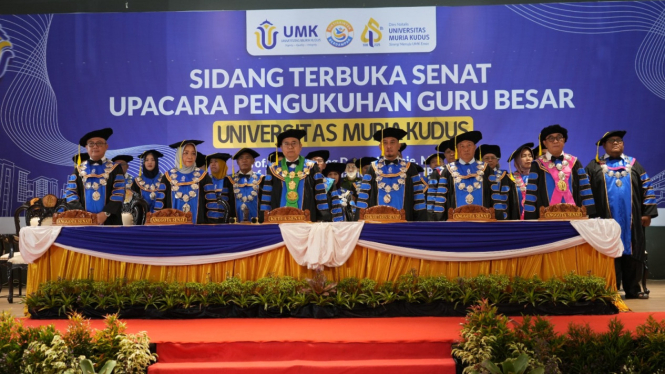Prosesi pengukuhan dua guru besar melalui sidang senat terbuka UMK