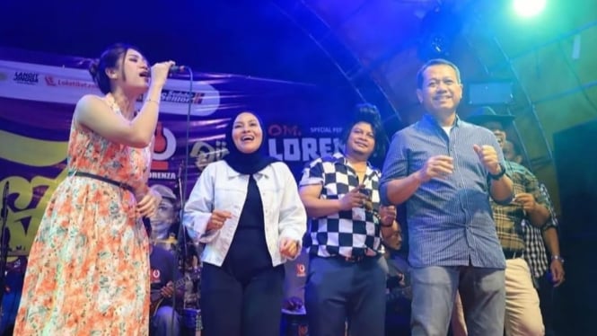 Bupati Samani dan istri tampil menghibur di panggung OM Lorenza