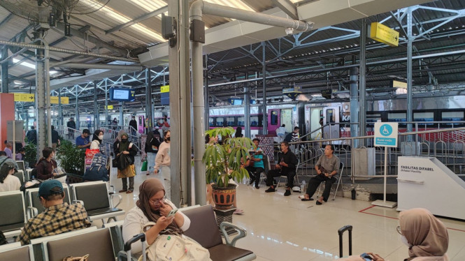 Penumpang Kereta Api di Stasiun Solo