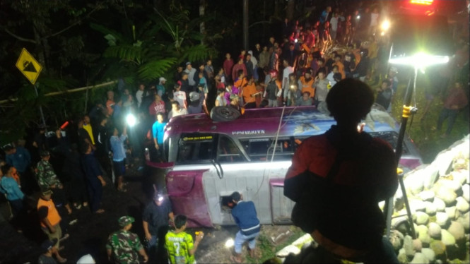 Minibus terguling di Giribangun