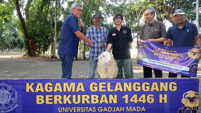 Bantuan hewan kurban bagi warga Lereng Merapi