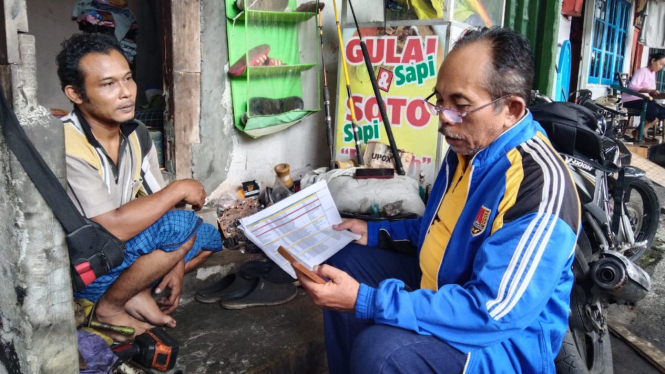 Sutarso, agen PESIAR (kanan) dan Widullah peserta JKN