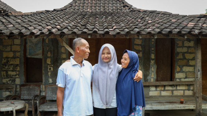 Rofidah Nurhana Lestari dan orangtuanya.