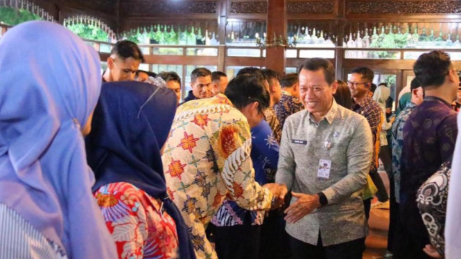 Bupati Kudus Samani menyalami 97 pejabat yang baru dilantiknya