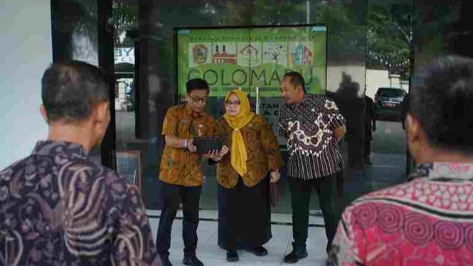 Bupati Rober Christanto saat mengecek absensi