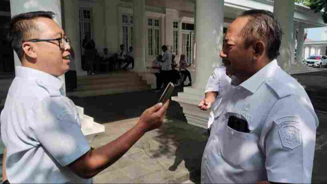 Adhe Eliana berperan sebagai pewawancara dadakan