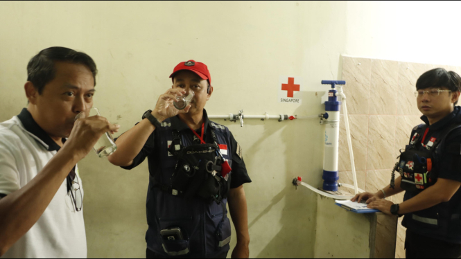 MTs Al Islam Jamsaren Dapat Bantuan Water Filter