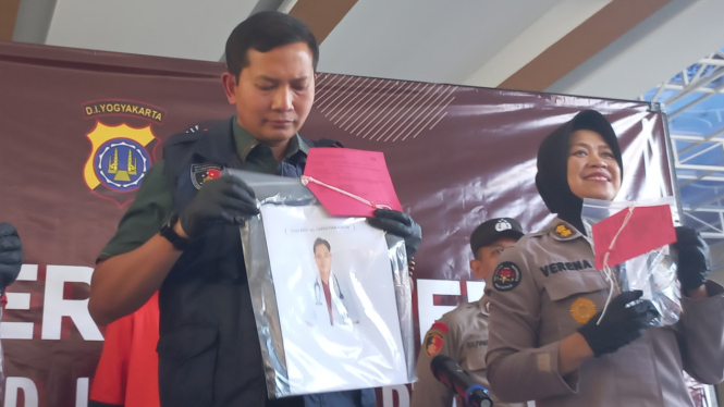 Barang bukti penipuan love scamming